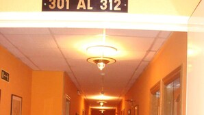 A hotel hallway with a sign reading "301 AL 312". - Hostal Serpol (Palencia)
