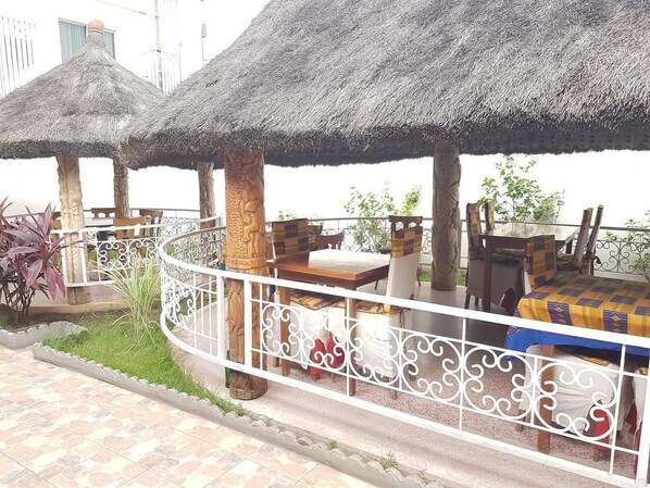 Breakfast, lunch, dinner served; local and international cuisine