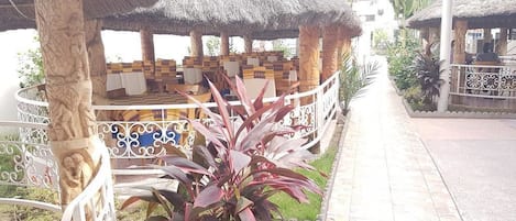 Breakfast, lunch, dinner served; local and international cuisine