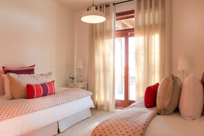 6 bedrooms, iron/ironing board, WiFi, bed sheets