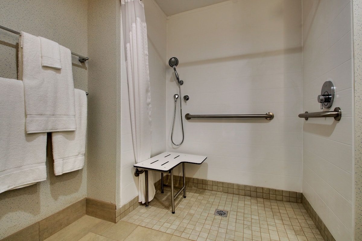 Camera Standard, 1 letto king, doccia a filo pavimento (Communications, Roll-In Shower) | Una cassaforte in camera, una scrivania, postazione laptop