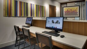 Ein moderner Büroarbeitsplatz mit zwei Schreibtischen, Stühlen und Computern.