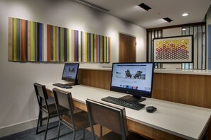 Ein moderner Büroarbeitsplatz mit zwei Schreibtischen, Stühlen und Computern.