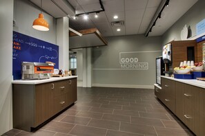 Free daily buffet breakfast  - Holiday Inn Express Lexington East - Winchester by IHG (Winchester)