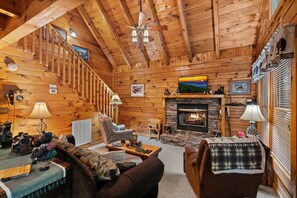 Fireplace, DVD player, foosball - Forest Fling (Sevierville)