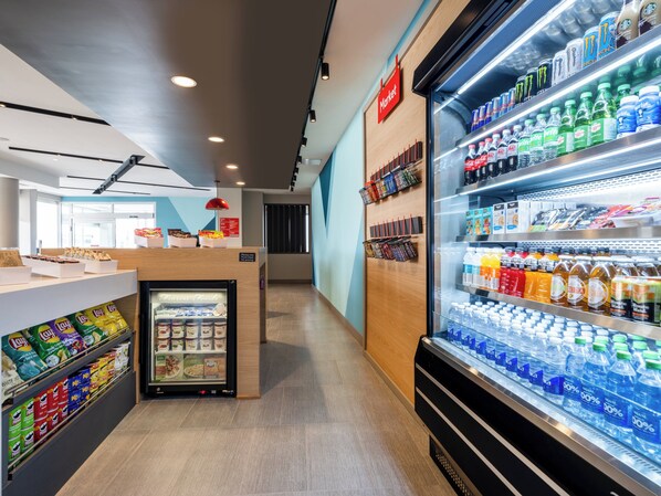 Un espace moderne et bien aménagé, proposant une sélection de boissons fraîches, de collations et divers produits emballés.