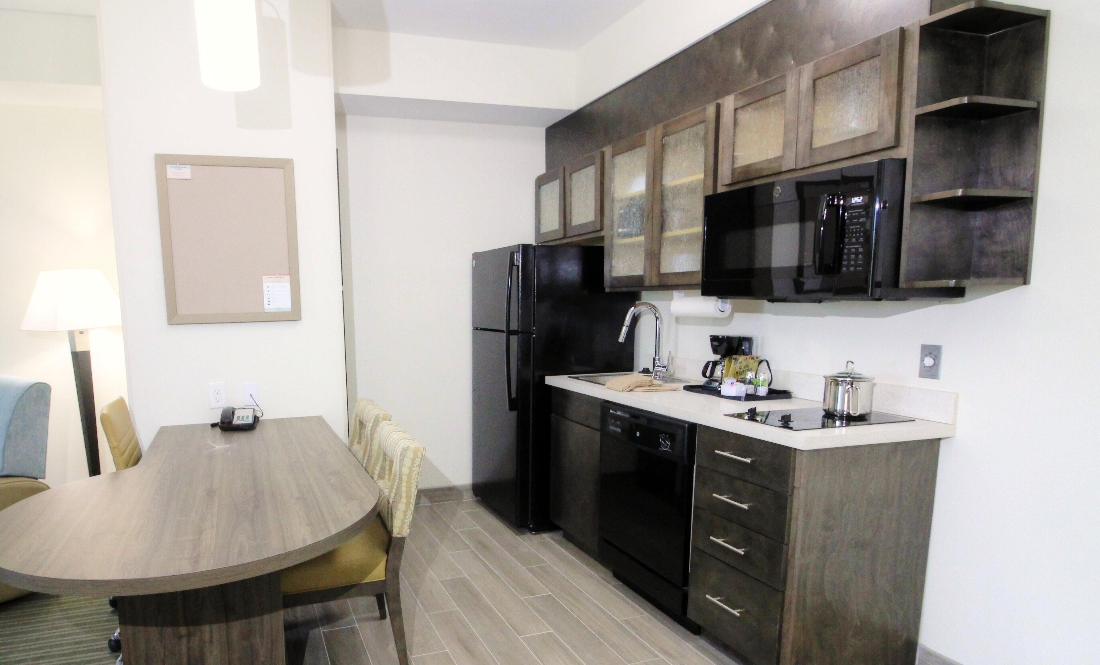 Cocina privada | Cafetera y tetera, refrigerador con congelador y microondas 