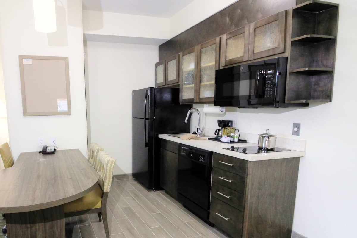 1 Schlafzimmer, hochwertige Bettwaren, Schreibtisch