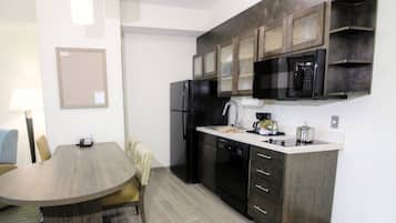 1 bedroom, premium bedding, desk, laptop workspace