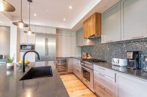 Réfrigérateur, four à micro-ondes, un four, surface de cuisson