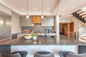 Réfrigérateur, four à micro-ondes, un four, surface de cuisson