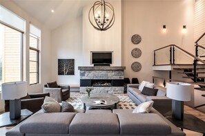 Télévision, cheminée, table de tennis de table, chaßne hi-fi