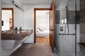 Badewanne, Haartrockner, Fußbodenheizung (Badezimmer), Handtücher