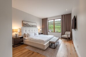 5 bedrooms, iron/ironing board, WiFi, bed sheets