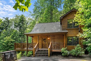 Exterior - Caught You Peeking (Sevierville)