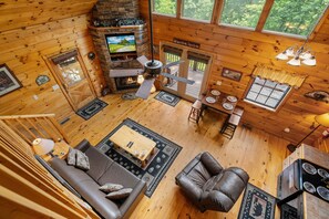 TV, caminetto, lettore DVD, impianto stereo