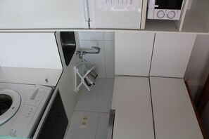 Fridge, microwave, oven, coffee/tea maker