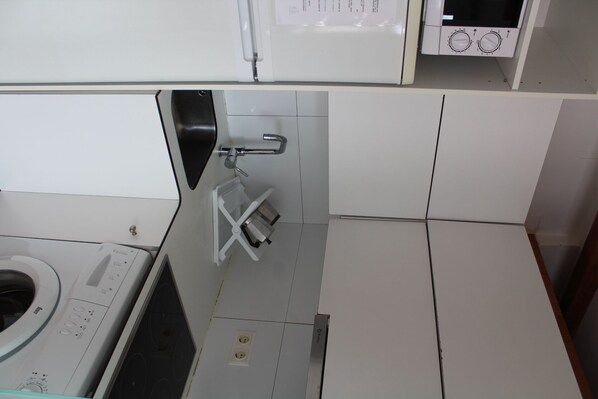 Fridge, microwave, oven, coffee/tea maker