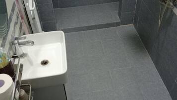 Regadera, amenidades de baño gratuitas, secadora de cabello, pantuflas