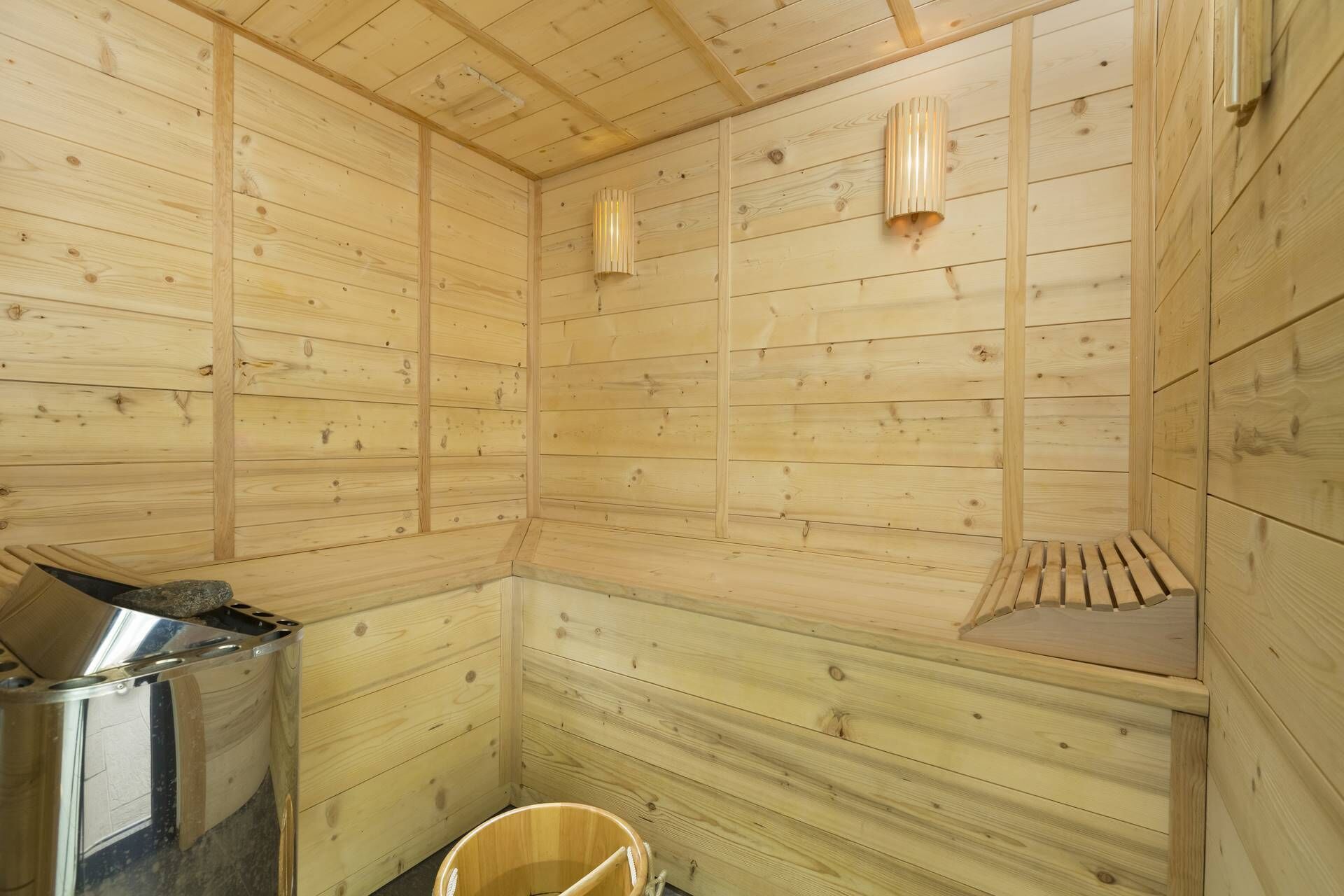 Una sauna con pareti e panche in legno.