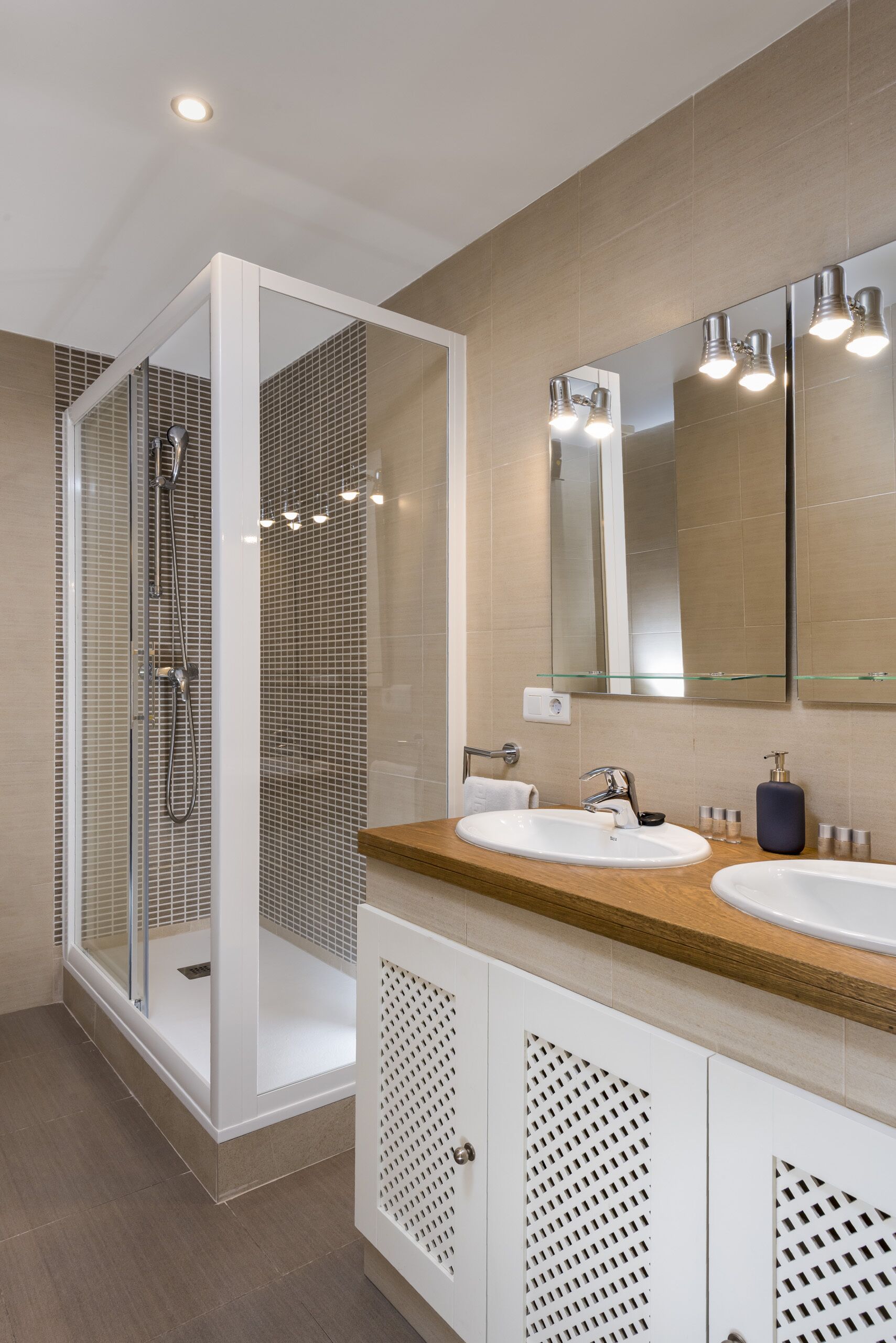 Een douche, een haardroger, handdoeken