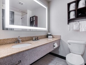 Junior Suite | Bathroom | Shower, free toiletries, hair dryer, towels