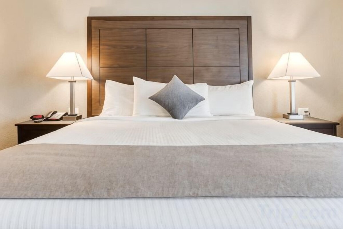 1 bedroom, in-room safe, desk, free WiFi