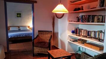 1 habitación, tabla de planchar con plancha y ropa de cama