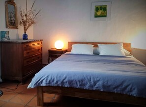 1 habitación, tabla de planchar con plancha y ropa de cama 
