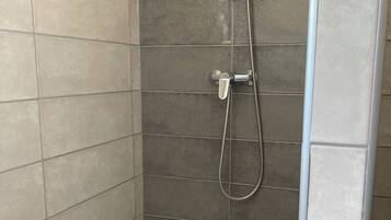Douche, sèche-cheveux, serviettes fournies, papier toilette