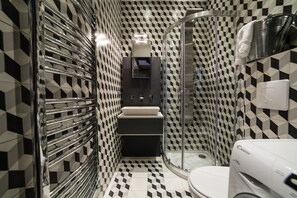 Dusche, Haartrockner, Handtücher, Toilettenpapier