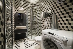 淋浴设施、吹风机、毛巾、卫生纸