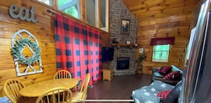 Televisión y chimenea 