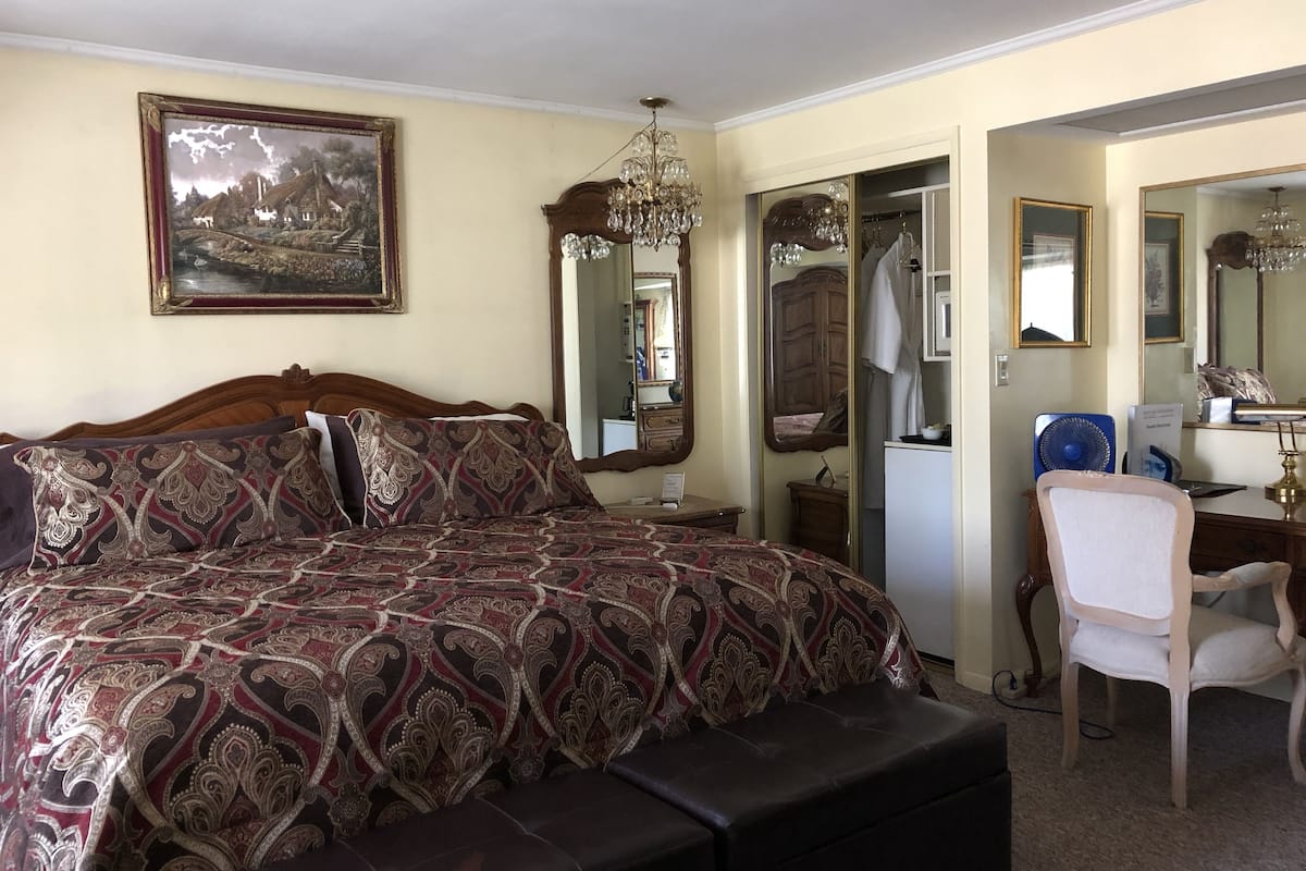 ห้องจูเนียร์สวีท, เตียงคิงไซส์ 1 เตียง | ห้องพักตกแต่งอย่างมีเอกลักษณ์, ตกแต่งพิเศษโดยเฉพาะ, โต๊ะทำงาน