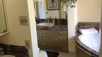 Suite Junior, 1 très grand lit | Salle de bain | Ensemble douche/baignoire, articles de toilette gratuits