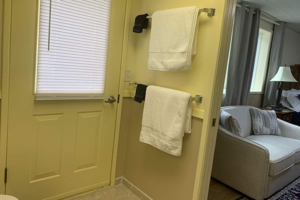 ห้องจูเนียร์สวีท, เตียงคิงไซส์ 1 เตียง | ห้องน้ำ | ฝักบัวในอ่างอาบน้ำ, ของใช้ในห้องน้ำฟรี, ผ้าเช็ดตัว