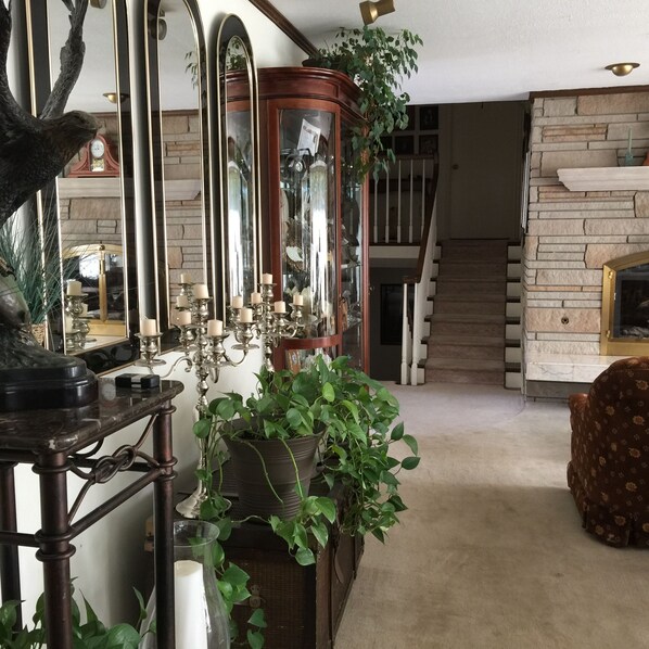 Lobby sitting area - Deal's Bed & Breakfast Inn (Anchorage)