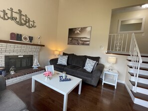 Smart TV, fireplace, books, stereo - Gorgeous 4 bedroom/2 baths, 1/10 mile to the beach, outdoor patio with firepit (Dennis Port)