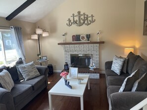 Smart TV, chimenea, libros y estéreo 