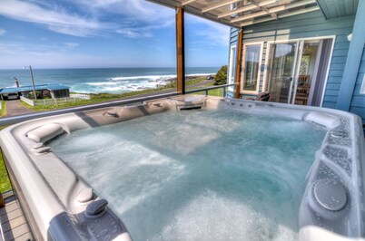 Amazing Ocean Views in Yachats! Modern Decor! Dog Friendly!
