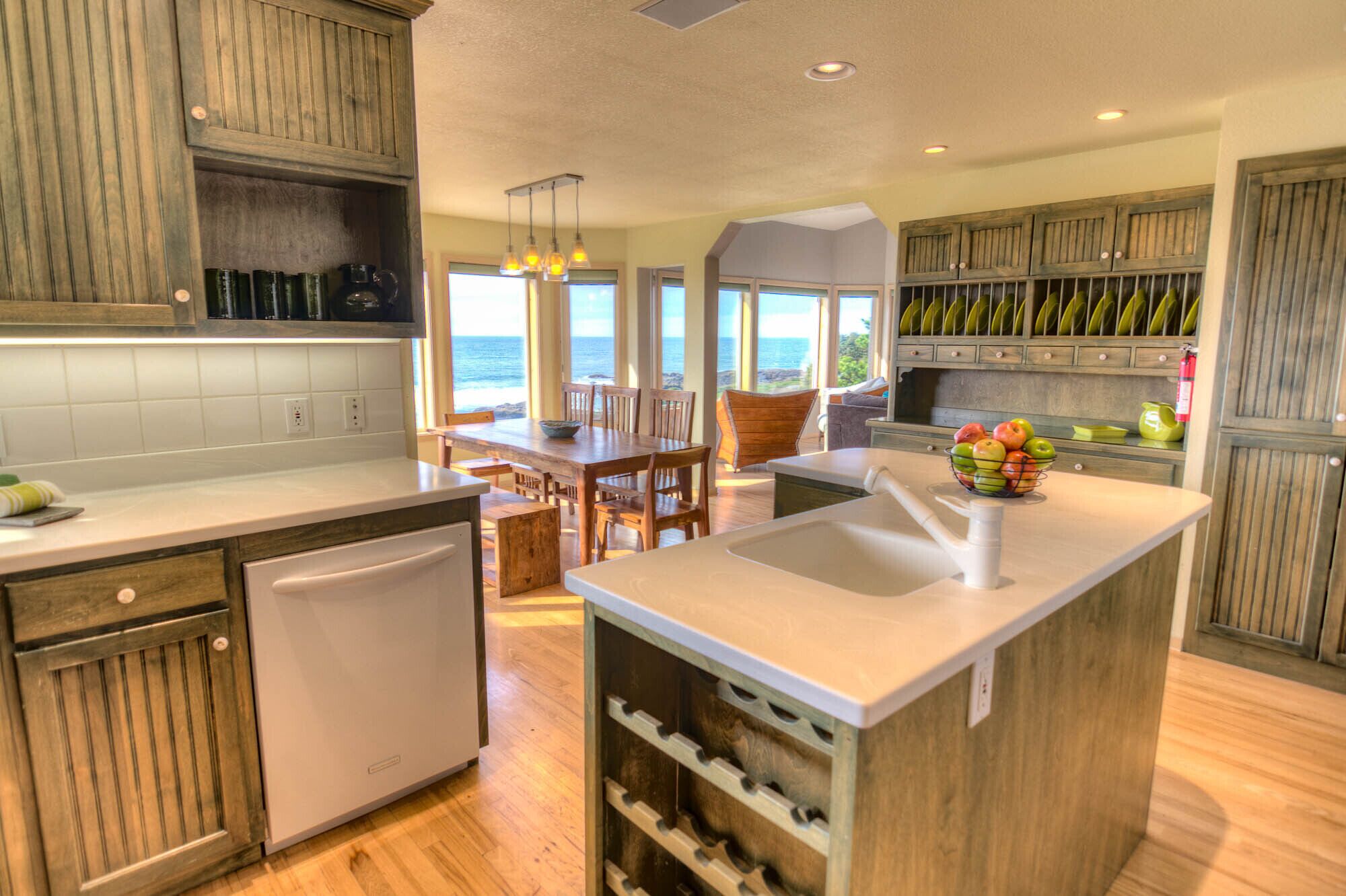 Kylskåp, mikrovågsugn, ugn och spishäll