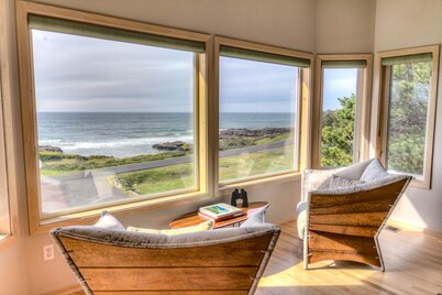 Amazing Ocean Views in Yachats! Modern Decor! Dog Friendly!