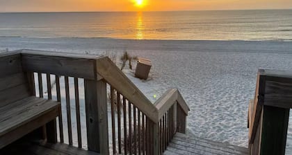 THIS WEEKEND 10/3 - 10 /7 DEAL Gulf front corner condo, pool + kayaks