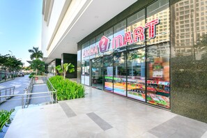 Ein modernes Einkaufszentrum mit einer großen Glasfassade für einen Kiosk, der rund um die Uhr geöffnet ist.