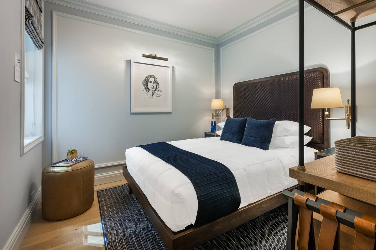 Rom – deluxe, 1 queensize-seng | Safe på rommet, blendingsgardiner, lydisolert og strykejern/-brett