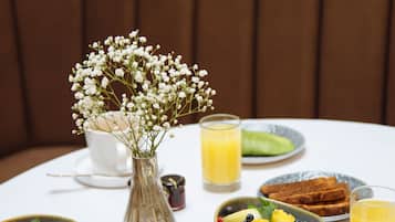 Café da manhã completo todos os dias mediante uma taxa