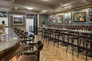 2 bars/lounges