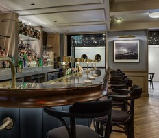 2 bares/lounges