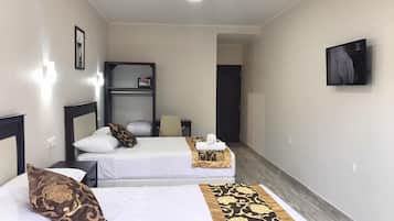 Chambre Triple Supérieure, 2 lits doubles, balcon | Literie de qualité supérieure, matelas Select Comfort