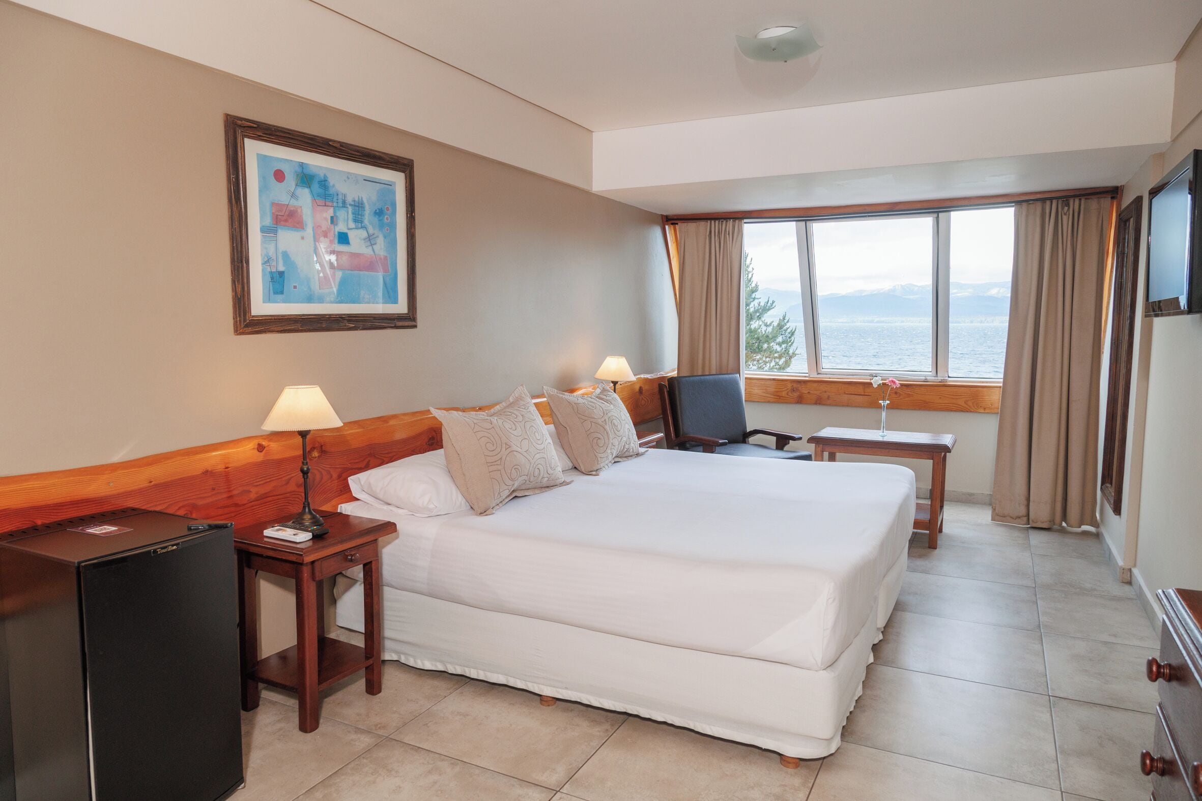 双人房, 湖景 | 客房内保险箱、免费 WiFi、床单